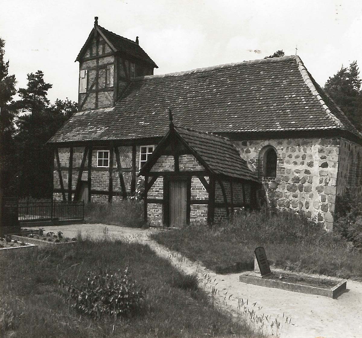 Zehrental. Jeggel - Dorfkirche (um 1250 und 1724), ansicht von Südosten, 1972